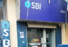 एटीएम बदलकर युवक के खाते से 35 हजार उड़ाए:विक्रमजोत SBI एटीएम में मदद के बहाने कार्ड बदला, मुंशी के मोबाइल पर आया मैसेज एटीएम बदलकर युवक के खाते से 35 हजार उड़ाए:विक्रमजोत SBI एटीएम में मदद के बहाने कार्ड बदला, मुंशी के मोबाइल पर आया मैसेज