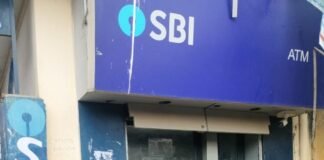एटीएम बदलकर युवक के खाते से 35 हजार उड़ाए:विक्रमजोत SBI एटीएम में मदद के बहाने कार्ड बदला, मुंशी के मोबाइल पर आया मैसेज एटीएम बदलकर युवक के खाते से 35 हजार उड़ाए:विक्रमजोत SBI एटीएम में मदद के बहाने कार्ड बदला, मुंशी के मोबाइल पर आया मैसेज