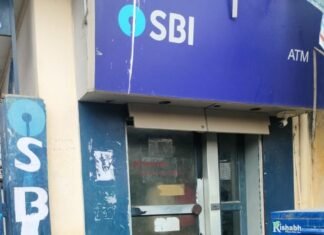 एटीएम बदलकर युवक के खाते से 35 हजार उड़ाए:विक्रमजोत SBI एटीएम में मदद के बहाने कार्ड बदला, मुंशी के मोबाइल पर आया मैसेज एटीएम बदलकर युवक के खाते से 35 हजार उड़ाए:विक्रमजोत SBI एटीएम में मदद के बहाने कार्ड बदला, मुंशी के मोबाइल पर आया मैसेज