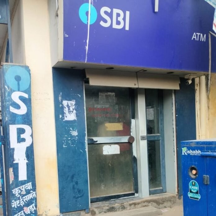 एटीएम बदलकर युवक के खाते से 35 हजार उड़ाए:विक्रमजोत SBI एटीएम में मदद के बहाने कार्ड बदला, मुंशी के मोबाइल पर आया मैसेज