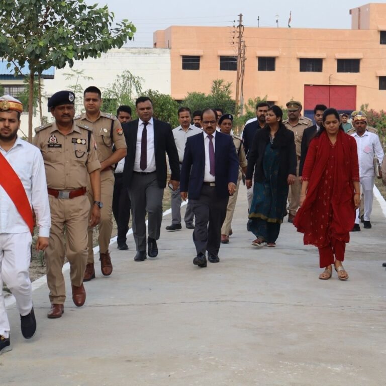 अधिकारियों ने श्रावस्ती जिला कारागार का निरीक्षण किया:बंदियों से सुविधाओं और समस्याओं की जानकारी ली, जेल अधीक्षक को समय पर सुविधाएं देने के निर्देश