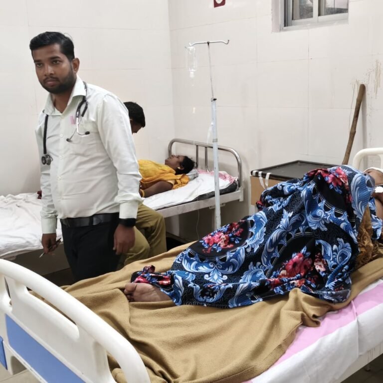 मौसम बदलने से 100 से ज्यादा मरीज इमरजेंसी पहुंचे:महराजगंज के जिला अस्पताल में पेट दर्द और बुखार की शिकायतें बढ़ीं, डॉक्टर ने साफ पानी पीने की दी सलाह