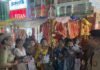 महराजगंज के प्राचीन दुर्गा मंदिर में उमड़ा जनसैलाब:शारदीय नवरात्रि की आरती में उमड़ी भीड़, पुलिस रही मुस्तैद महराजगंज के प्राचीन दुर्गा मंदिर में उमड़ा जनसैलाब:शारदीय नवरात्रि की आरती में उमड़ी भीड़, पुलिस रही मुस्तैद