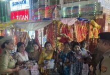 महराजगंज के प्राचीन दुर्गा मंदिर में उमड़ा जनसैलाब:शारदीय नवरात्रि की आरती में उमड़ी भीड़, पुलिस रही मुस्तैद महराजगंज के प्राचीन दुर्गा मंदिर में उमड़ा जनसैलाब:शारदीय नवरात्रि की आरती में उमड़ी भीड़, पुलिस रही मुस्तैद