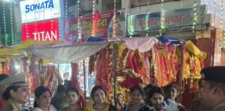 महराजगंज के प्राचीन दुर्गा मंदिर में उमड़ा जनसैलाब:शारदीय नवरात्रि की आरती में उमड़ी भीड़, पुलिस रही मुस्तैद महराजगंज के प्राचीन दुर्गा मंदिर में उमड़ा जनसैलाब:शारदीय नवरात्रि की आरती में उमड़ी भीड़, पुलिस रही मुस्तैद