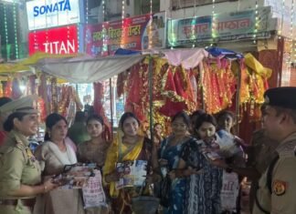 महराजगंज के प्राचीन दुर्गा मंदिर में उमड़ा जनसैलाब:शारदीय नवरात्रि की आरती में उमड़ी भीड़, पुलिस रही मुस्तैद महराजगंज के प्राचीन दुर्गा मंदिर में उमड़ा जनसैलाब:शारदीय नवरात्रि की आरती में उमड़ी भीड़, पुलिस रही मुस्तैद