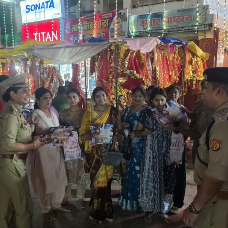 महराजगंज के प्राचीन दुर्गा मंदिर में उमड़ा जनसैलाब:शारदीय नवरात्रि की आरती में उमड़ी भीड़, पुलिस रही मुस्तैद