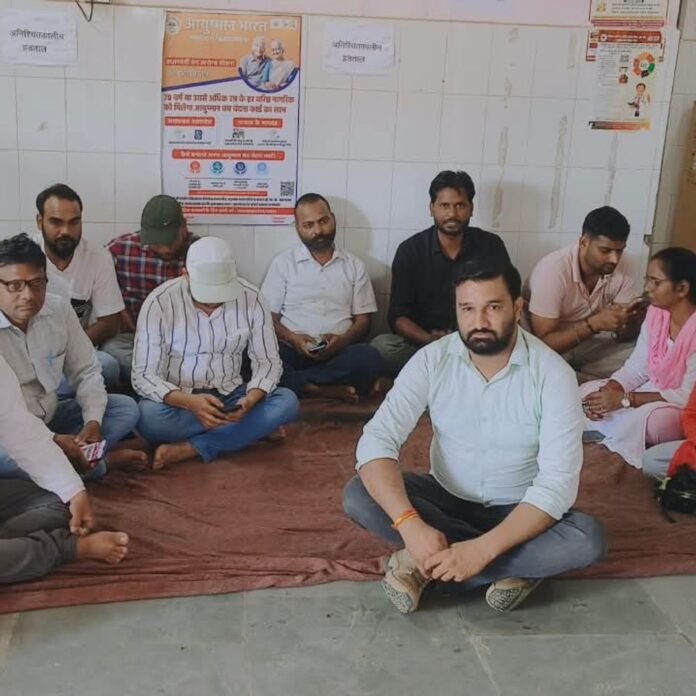 एड्स नियंत्रण कर्मचारियों ने 2 घंटे काम बंद किया:10 सूत्रीय मांगों को लेकर विरोध जताया, एनएचएम कर्मी भी नियमितीकरण पर अड़े