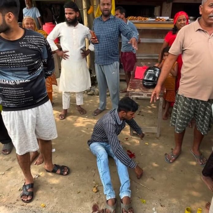 बहराइच में ई-रिक्शा और बाइक की आमने-सामने भिड़ंत:रानीपुर के चाकूजोत गांव में हादसा, युवक के सिर और महिला के कंधे में चोट