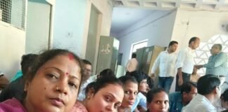सिद्धार्थनगर CMO कार्यालय पर संविदा स्वास्थ्यकर्मियों ने धरना दिया:समान काम, समान वेतन और नियमितीकरण की मांग की, NHM के कर्मचारी शामिल सिद्धार्थनगर CMO कार्यालय पर संविदा स्वास्थ्यकर्मियों ने धरना दिया:समान काम, समान वेतन और नियमितीकरण की मांग की, NHM के कर्मचारी शामिल