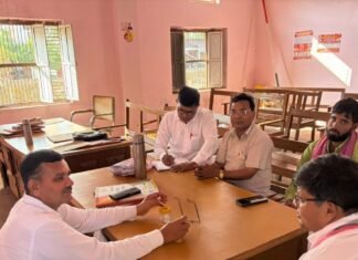 भिटौली बाजार पहुंचे सपा नेता सुरेन्द्र:पुरानी पेंशन बहाली पर हुआ संवाद, शिक्षकों से की वोट देने अपील भिटौली बाजार पहुंचे सपा नेता सुरेन्द्र:पुरानी पेंशन बहाली पर हुआ संवाद, शिक्षकों से की वोट देने अपील