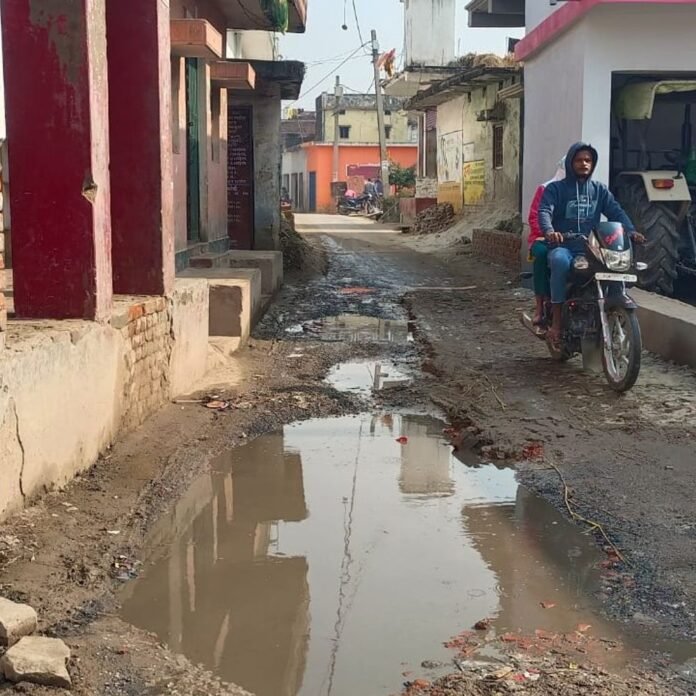 लखिमा थरुआ में सड़क पर साल जलभराव:राहगीरों को आवागमन में दिक्कत, निकासी की व्यवस्था न होने से परेशानी