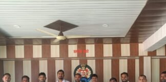 बृजमनगंज में लेखपालों ने काली पट्टी बांधकर काम किया:थाना समाधान दिवस पर 2800 पे ग्रेड समेत 5 प्रमुख मांगें रखीं बृजमनगंज में लेखपालों ने काली पट्टी बांधकर काम किया:थाना समाधान दिवस पर 2800 पे ग्रेड समेत 5 प्रमुख मांगें रखीं
