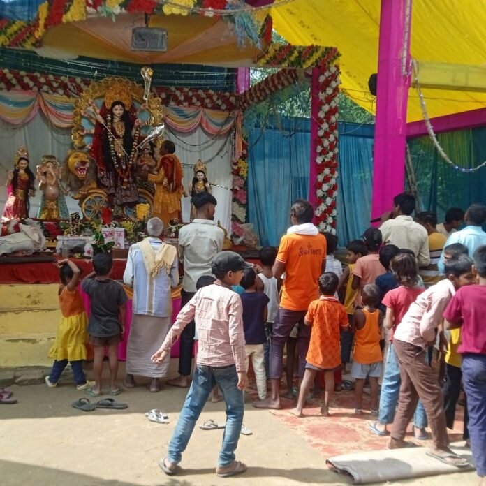 नासिरगंज में शारदीय नवरात्रि पर माँ दुर्गा की आरती हुई:पंडाल में भक्तों ने 'जय माता दी' के जयकारों से किया अभिनंदन