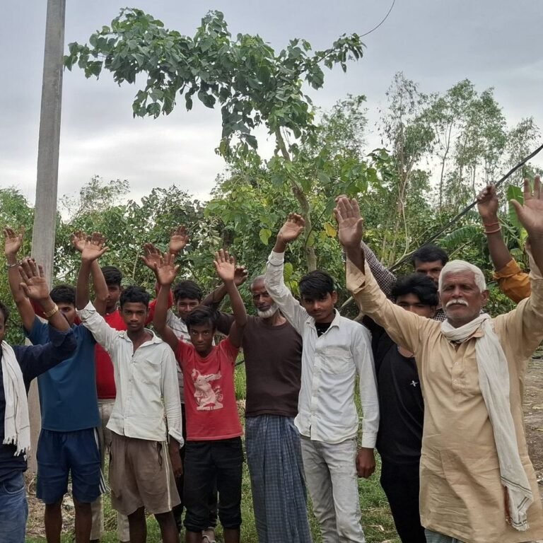 ट्रांसफार्मर गिरने के बाद खाले कठौतिया में बिजली बंद:एक महीने से बिजली बहाल नहीं, ग्रामीणों ने नया ट्रांसफार्मर लगाने की मांग की