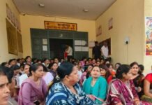 NHM संविदा कर्मचारियों का दूसरे दिन भी कार्य बहिष्कार:1100 स्वास्थ्यकर्मी धरने पर बैठे, अस्पतालों में सेवाएं प्रभावित NHM संविदा कर्मचारियों का दूसरे दिन भी कार्य बहिष्कार:1100 स्वास्थ्यकर्मी धरने पर बैठे, अस्पतालों में सेवाएं प्रभावित