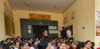 NHM संविदा कर्मचारियों का दूसरे दिन भी कार्य बहिष्कार:1100 स्वास्थ्यकर्मी धरने पर बैठे, अस्पतालों में सेवाएं प्रभावित NHM संविदा कर्मचारियों का दूसरे दिन भी कार्य बहिष्कार:1100 स्वास्थ्यकर्मी धरने पर बैठे, अस्पतालों में सेवाएं प्रभावित