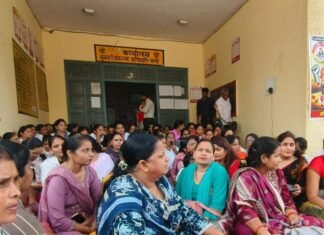 NHM संविदा कर्मचारियों का दूसरे दिन भी कार्य बहिष्कार:1100 स्वास्थ्यकर्मी धरने पर बैठे, अस्पतालों में सेवाएं प्रभावित NHM संविदा कर्मचारियों का दूसरे दिन भी कार्य बहिष्कार:1100 स्वास्थ्यकर्मी धरने पर बैठे, अस्पतालों में सेवाएं प्रभावित