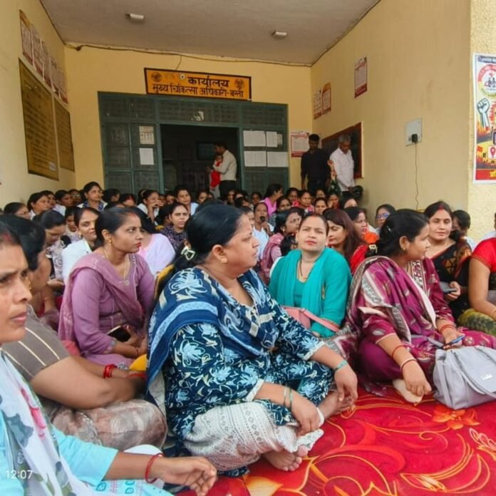 NHM संविदा कर्मचारियों का दूसरे दिन भी कार्य बहिष्कार:1100 स्वास्थ्यकर्मी धरने पर बैठे, अस्पतालों में सेवाएं प्रभावित