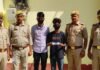 पनियरा में चोरी के मोबाइल के साथ दो युवक गिरफ्तार:पुलिस ने अमहवा पुल के पास से पकड़ा