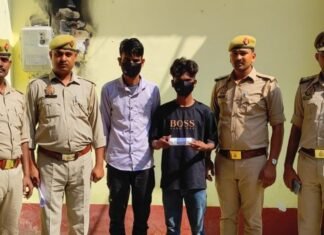 पनियरा में चोरी के मोबाइल के साथ दो युवक गिरफ्तार:पुलिस ने अमहवा पुल के पास से पकड़ा