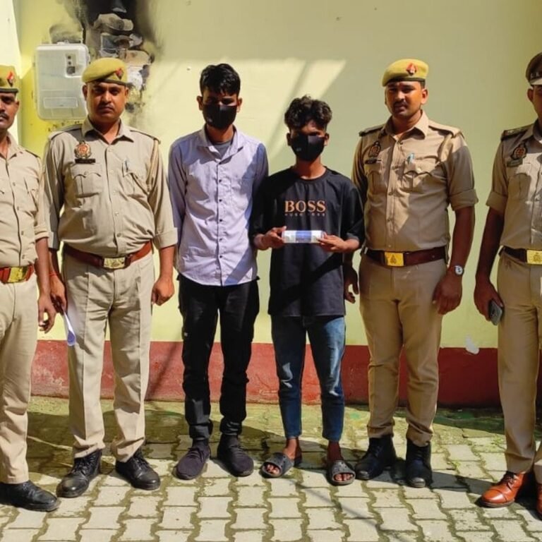 पनियरा में चोरी के मोबाइल के साथ दो युवक गिरफ्तार:पुलिस ने अमहवा पुल के पास से पकड़ा