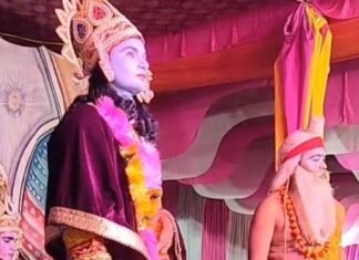 श्रावस्ती के भुजंगा में धनुष भंग की लीला का मंचन:परशुराम-लक्ष्मण संवाद ने बांधा समां श्रावस्ती के भुजंगा में धनुष भंग की लीला का मंचन:परशुराम-लक्ष्मण संवाद ने बांधा समां