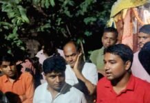 बस्ती में ब्लॉक प्रमुख पति की गाड़ी पर फायरिंग:पीछे के शीशे पर मिले गोली के निशान, कार्यक्रम से घर लौट रहे थे बस्ती में ब्लॉक प्रमुख पति की गाड़ी पर फायरिंग:पीछे के शीशे पर मिले गोली के निशान, कार्यक्रम से घर लौट रहे थे