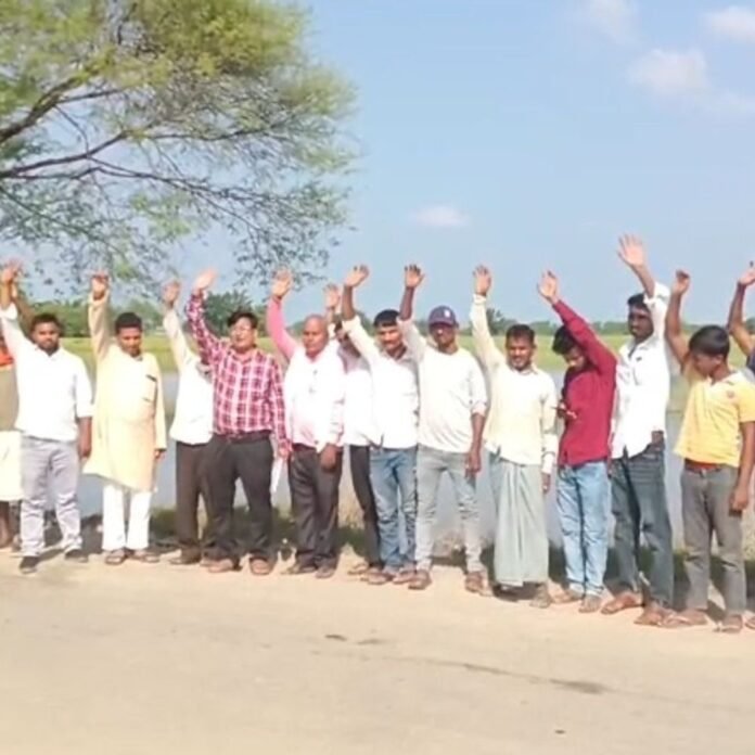 लौकहवा डीप पर पुल बनाने की मांग:ग्रामीणों ने किया प्रदर्शन, मुख्यालय से जुड़ने वाला मुख्य मार्ग प्रभावित