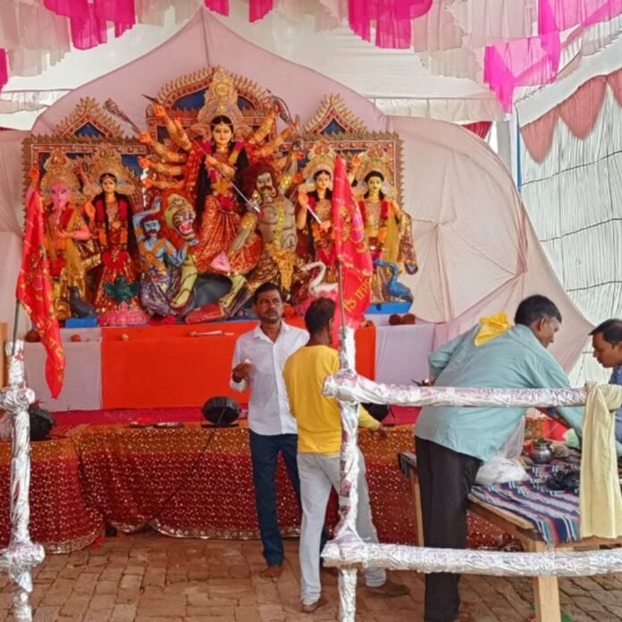 5ea8d4f9-2adf-416c-932a-7b7fbadb3faa_1791733076869.jpg श्रावस्ती के ककांधू में माता रानी की मूर्ति स्थापित:नवरात्रि के पावन पर्व पर रात 8 बजे हुई पूजा-आरती, ग्रामीण हुए शामिल