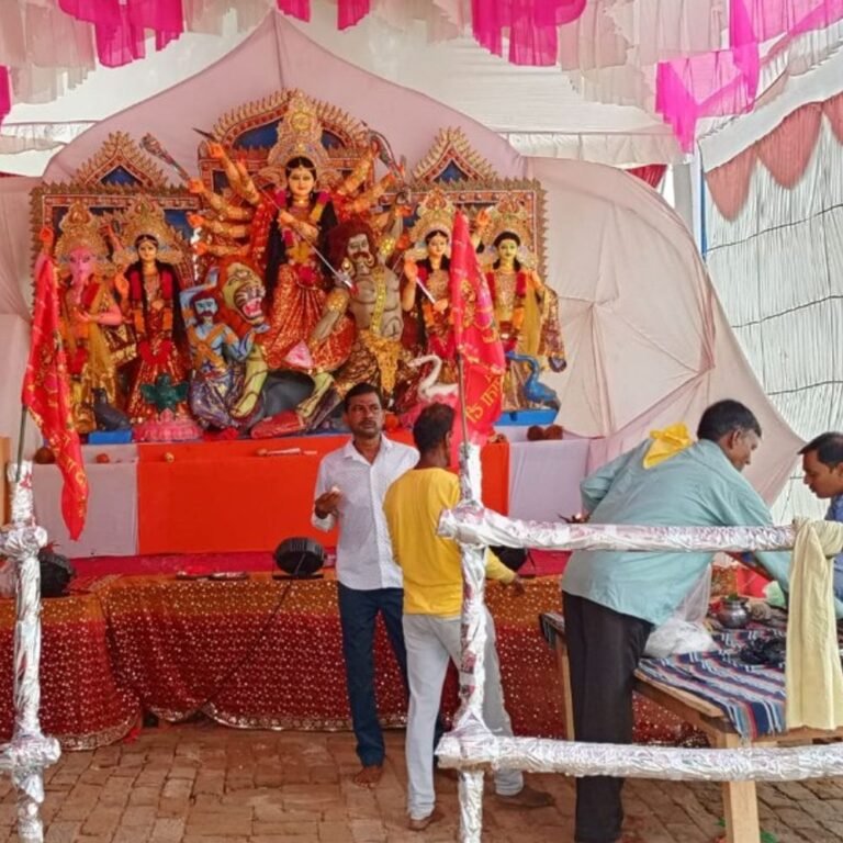 श्रावस्ती के ककांधू में माता रानी की मूर्ति स्थापित:नवरात्रि के पावन पर्व पर रात 8 बजे हुई पूजा-आरती, ग्रामीण हुए शामिल