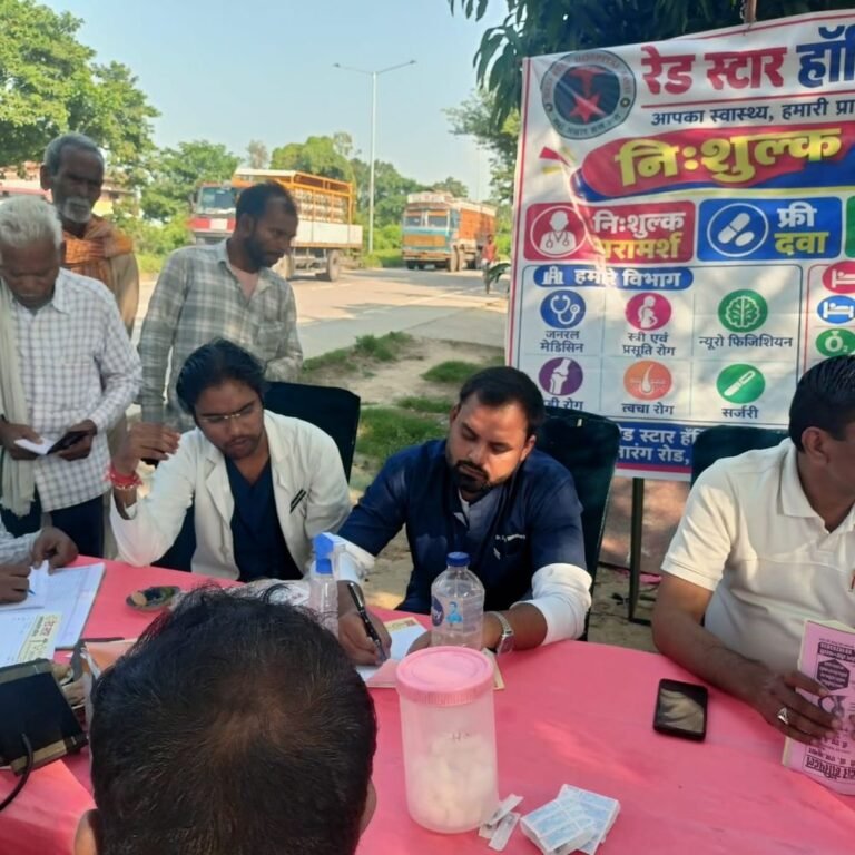 रेड स्टार हॉस्पिटल ने लगाया निशुल्क कैंप:बस्ती के जिगना चौराहा पर का स्टार हॉस्पिटल नारियाव चौराहे पर पहुंच निशुल्क कैंप के लिए