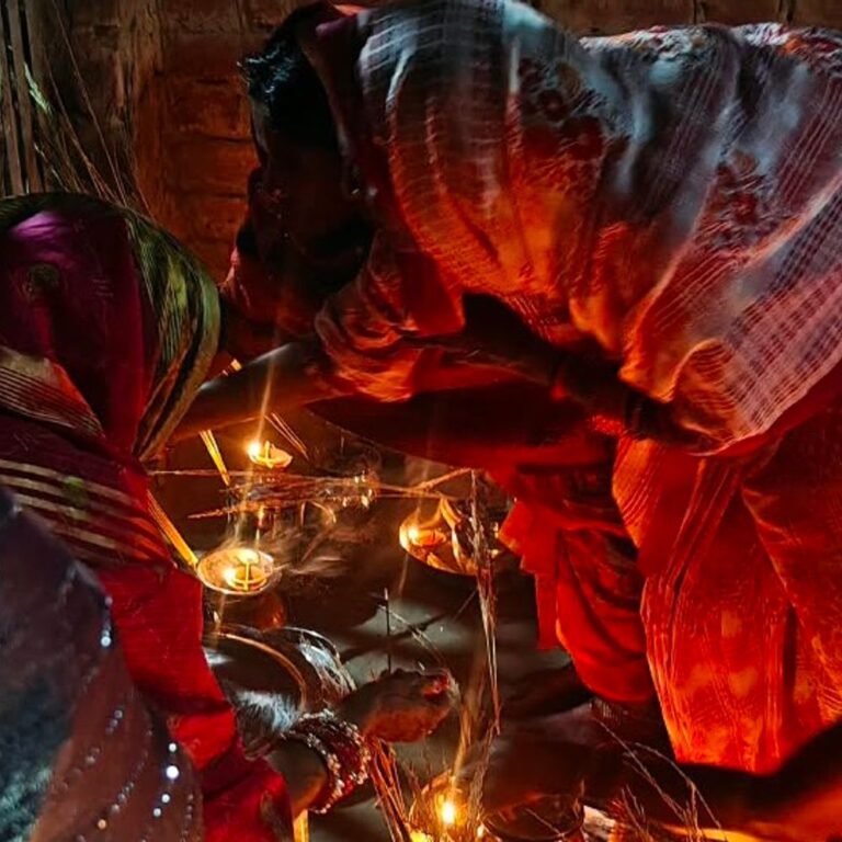 मल्हीपुर में महिलाओं ने करवा चौथ का व्रत रखा:चांद देखकर छलनी से पति का चेहरा देखा, उनके हाथों पानी पीकर व्रत खोला