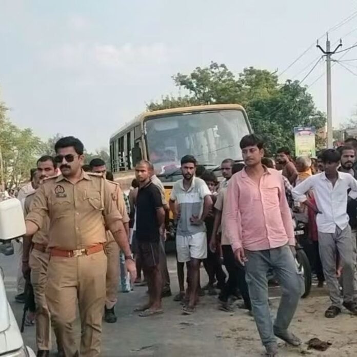 बहराइच में स्कूल बस की टक्कर से व्यक्ति की मौत:पयागपुर के इंद्रापुर के पास हुआ हादसा, परिवार में मातम