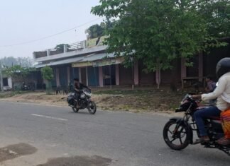 जमुनहा के तराई क्षेत्र में बारिश के बाद मौसम बदला:सुबह घने कोहरे से जनजीवन पर असर, वाहन हेडलाइट जलाकर चल रहे; स्कूली बच्चे परेशान