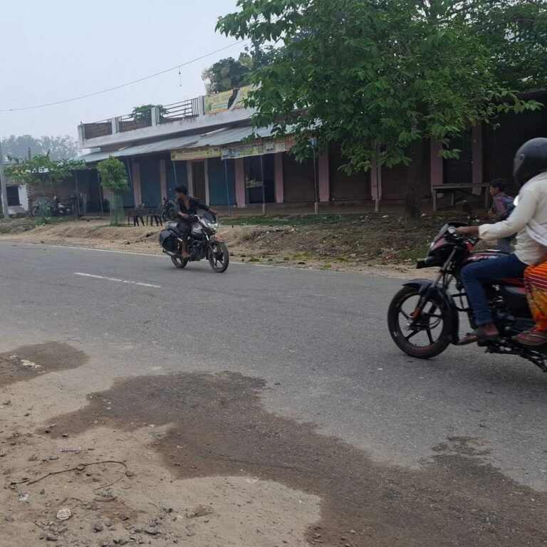 जमुनहा के तराई क्षेत्र में बारिश के बाद मौसम बदला:सुबह घने कोहरे से जनजीवन पर असर, वाहन हेडलाइट जलाकर चल रहे; स्कूली बच्चे परेशान