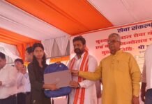 महराजगंज में दिव्यांगों को बैटरी उपकरण,लैपटॉप और बेबी किट मिले:प्रभारी मंत्री दया शंकर मिश्रा ‘दयालु’ ने सेवा संकल्प अभियान में बांटी सहायता सामग्री महराजगंज में दिव्यांगों को बैटरी उपकरण,लैपटॉप और बेबी किट मिले:प्रभारी मंत्री दया शंकर मिश्रा ‘दयालु’ ने सेवा संकल्प अभियान में बांटी सहायता सामग्री