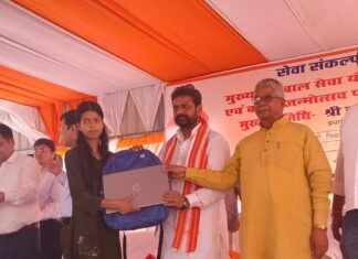 महराजगंज में दिव्यांगों को बैटरी उपकरण,लैपटॉप और बेबी किट मिले:प्रभारी मंत्री दया शंकर मिश्रा ‘दयालु’ ने सेवा संकल्प अभियान में बांटी सहायता सामग्री महराजगंज में दिव्यांगों को बैटरी उपकरण,लैपटॉप और बेबी किट मिले:प्रभारी मंत्री दया शंकर मिश्रा ‘दयालु’ ने सेवा संकल्प अभियान में बांटी सहायता सामग्री