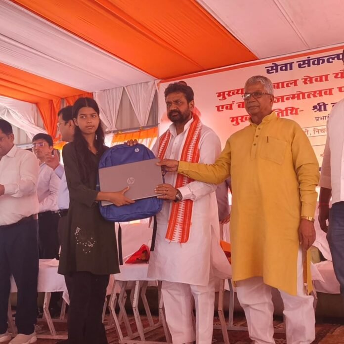 महराजगंज में दिव्यांगों को बैटरी उपकरण,लैपटॉप और बेबी किट मिले:प्रभारी मंत्री दया शंकर मिश्रा ‘दयालु’ ने सेवा संकल्प अभियान में बांटी सहायता सामग्री