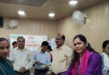 सीमावर्ती गांवों की 13 महिलाओं को डीएम ने किया सम्मानित:श्रावस्ती में आत्मनिर्भर बनने को प्रेरित किया, गांवों में जागरूकता फैलाने की जिम्मेदारी सौंपी सीमावर्ती गांवों की 13 महिलाओं को डीएम ने किया सम्मानित:श्रावस्ती में आत्मनिर्भर बनने को प्रेरित किया, गांवों में जागरूकता फैलाने की जिम्मेदारी सौंपी
