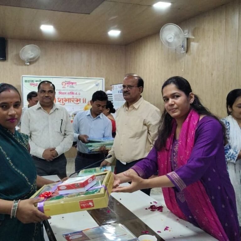 सीमावर्ती गांवों की 13 महिलाओं को डीएम ने किया सम्मानित:श्रावस्ती में आत्मनिर्भर बनने को प्रेरित किया, गांवों में जागरूकता फैलाने की जिम्मेदारी सौंपी