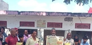 पिपरा दुर्गानगर गांव में दिखा तेंदुआ, ग्रामीणों में दहशत:वन विभाग ने गश्त कर लोगों को वन्यजीवों से बचाव के तरीके बताए पिपरा दुर्गानगर गांव में दिखा तेंदुआ, ग्रामीणों में दहशत:वन विभाग ने गश्त कर लोगों को वन्यजीवों से बचाव के तरीके बताए