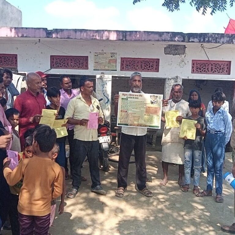 पिपरा दुर्गानगर गांव में दिखा तेंदुआ, ग्रामीणों में दहशत:वन विभाग ने गश्त कर लोगों को वन्यजीवों से बचाव के तरीके बताए