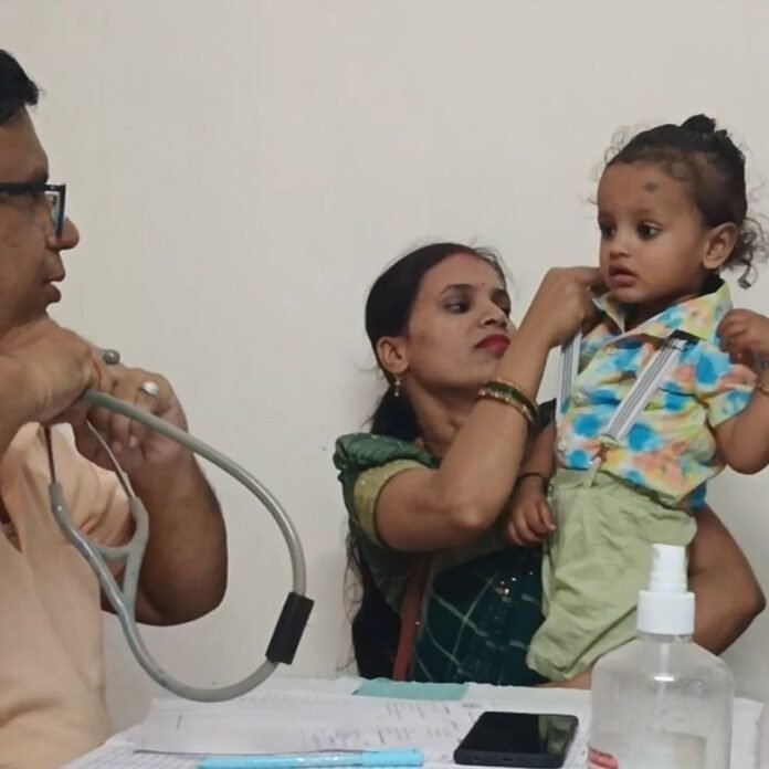 महराजगंज में मौसम बदलने से बच्चों के मरीज बढ़े:जिला अस्पताल में ओपीडी में 80 से ज्यादा बच्चे पहुंचे, धूप-ठंड से वायरल संक्रमण फैला