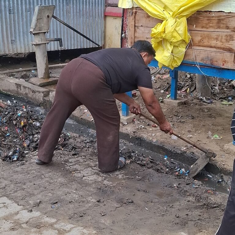 जमुनहा में लोगों ने खुद नालियां साफ कीं:बस स्टैंड के पास कॉलेज के सामने कूड़ा जमा होने से नालियां जाम; सफाईकर्मी नहीं होने से गंदगी