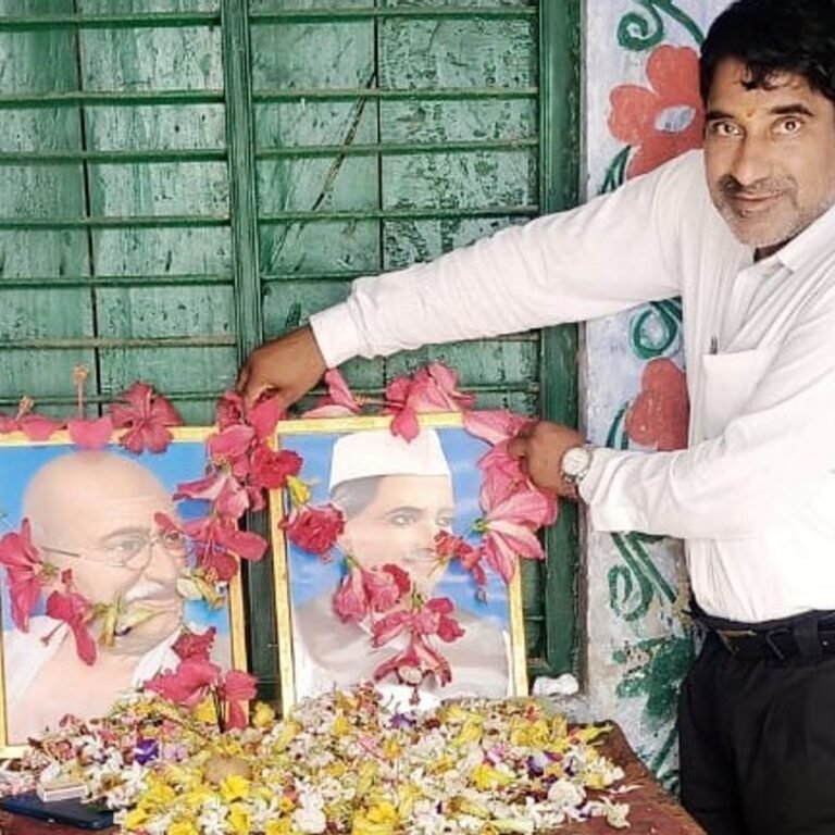 लालपुर अयोध्या विद्यालय में गांधी-शास्त्री जयंती मनाई गई:शिक्षकों ने बच्चों को महापुरुषों के आदर्श और 'जय जवान, जय किसान' का महत्व बताया