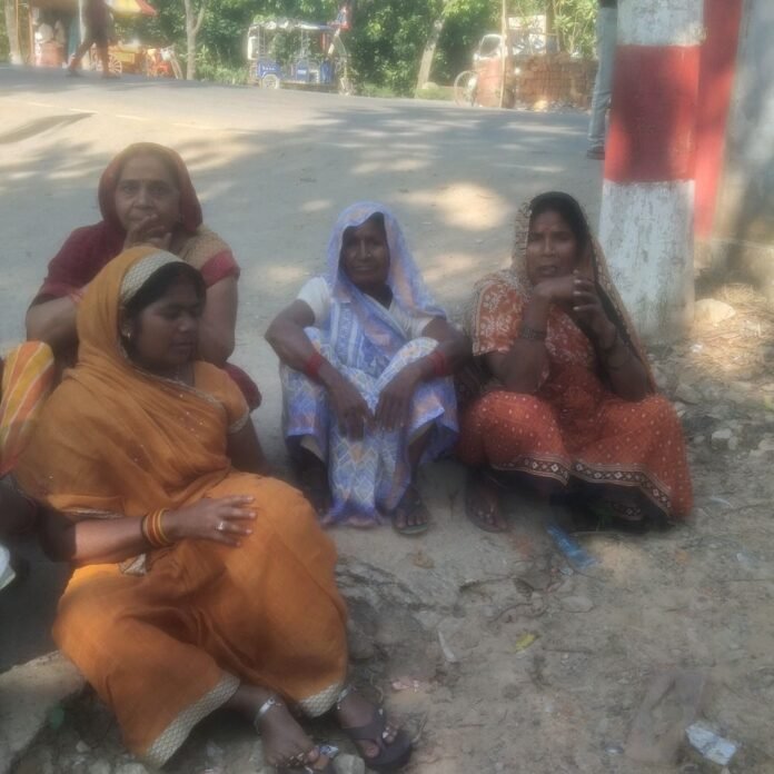 ललिया में विवाहिता का शव संदिग्ध हालत में मिला:पति काम पर गया था, बच्चों ने देखा मां को पंखे से लटका हुआ; पुलिस ने जांच शुरू की
