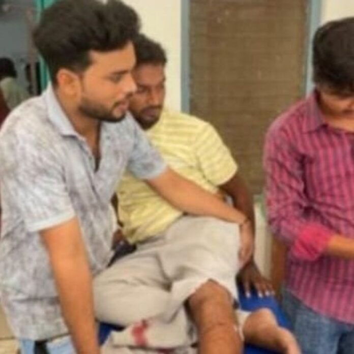 634fc478-a90b-44b4-a81d-ae3407d3e1c7_1791864550004.jpg बाइक बचाने में पलटा ई-रिक्शा, चालक समेत कई घायल:बढ़नी-तुलसियापुर हाईवे पर सेवरा के पास हादसा, इलाज के बाद घर भेजा