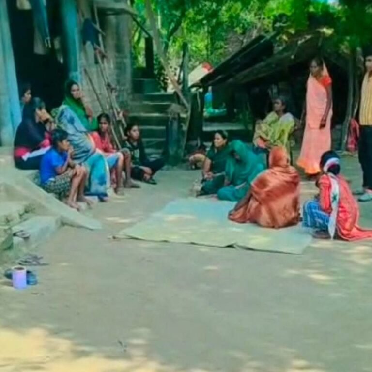 बस्ती में सांप के काटने से युवती की मौत:बाढ़ से घिरे गांव में हादसा, परिजन नाव से अस्पताल ले गए, डॉक्टरों ने मृत घोषित किया