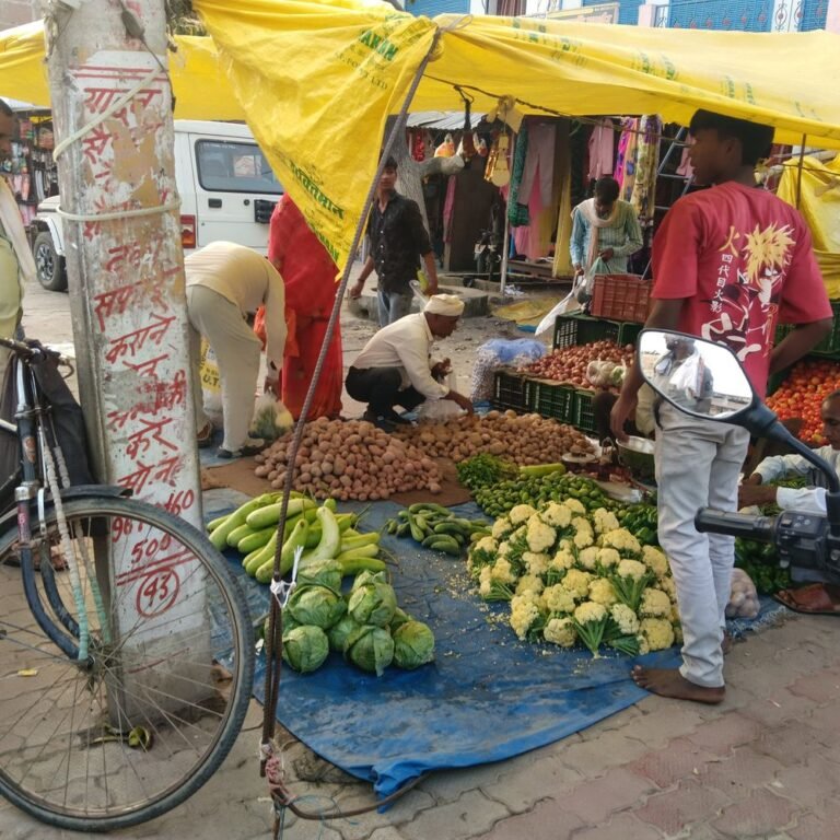 पयागपुर में सब्जी लेने आए युवक की साइकिल गायब:इकौना रोड से हुई चोरी, इलाके में चर्चा